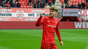 Deco buduje armię młodych talentów, ale holenderski diament odmówił Barcelonie