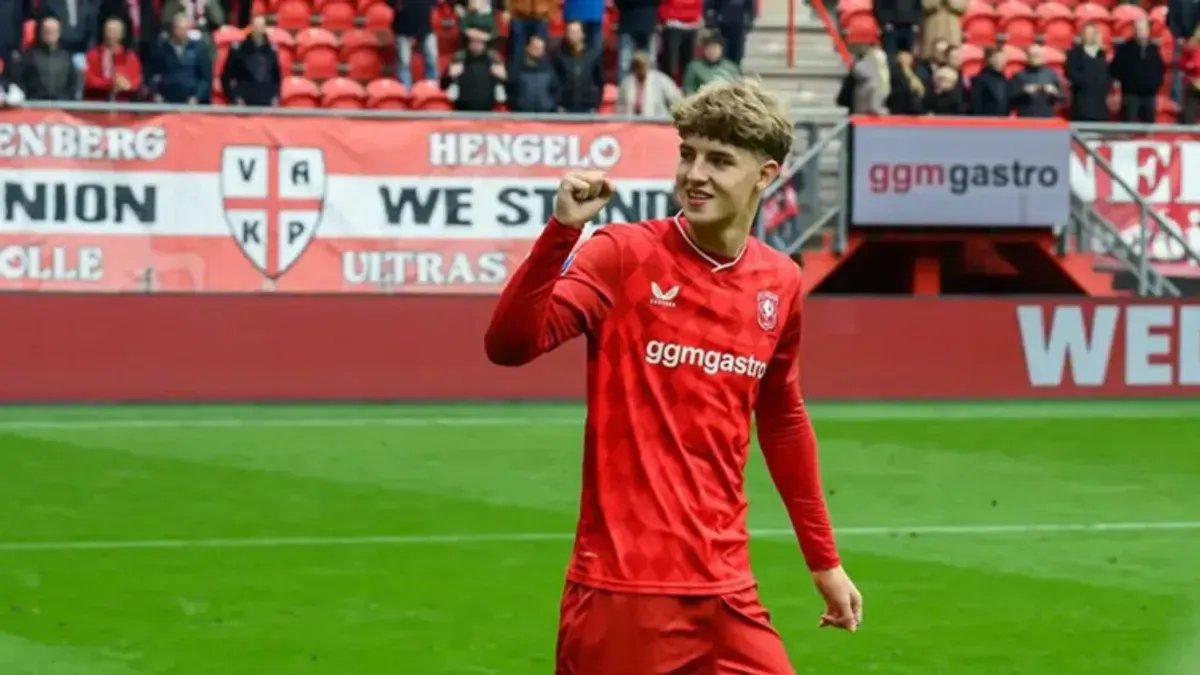 Deco buduje armię młodych talentów, ale holenderski diament odmówił Barcelonie