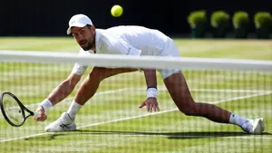 Djoković pobił rekord Federera, ale wpadł w furię. Czy 39-latek wytrzyma to fizycznie?