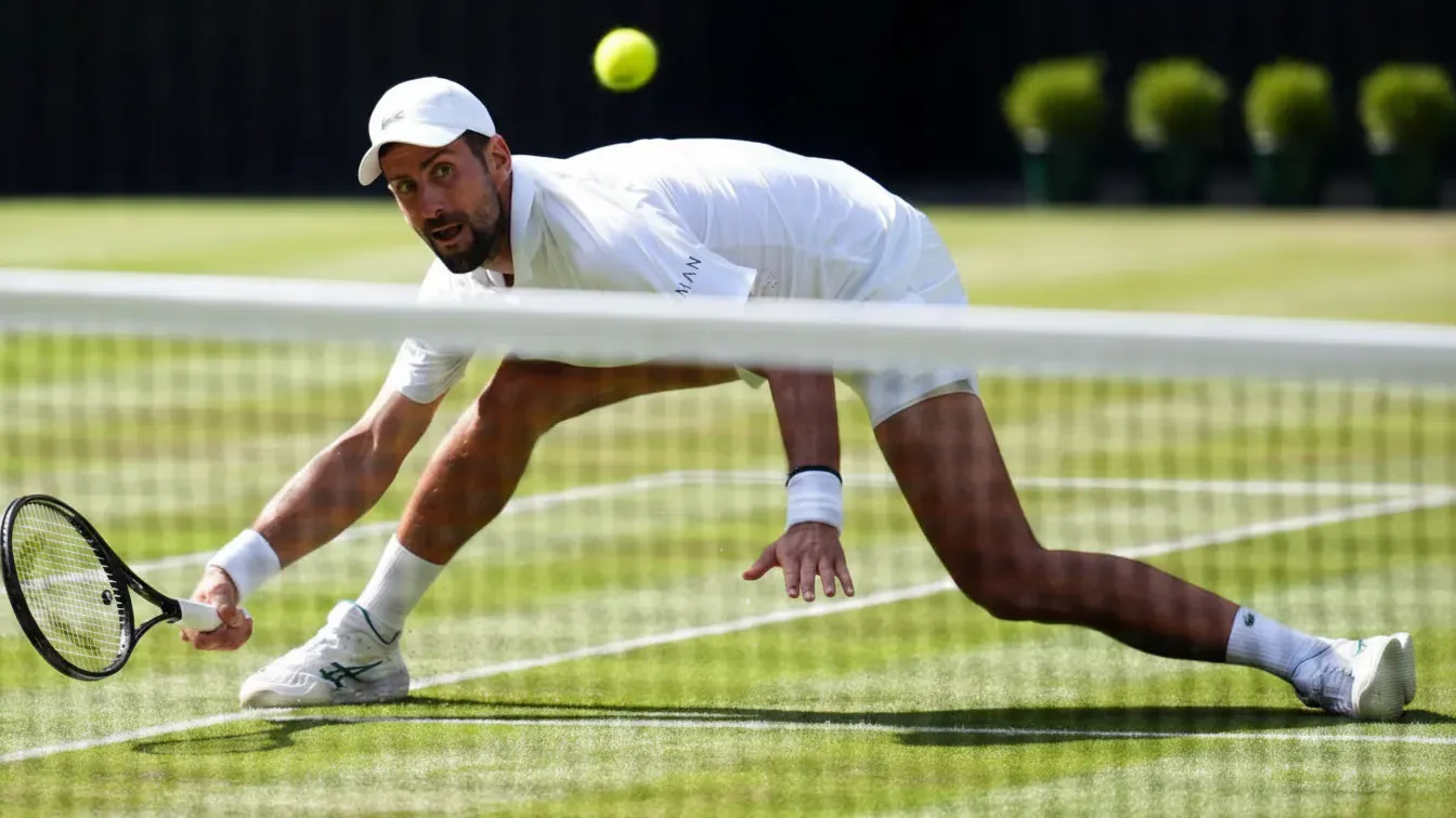 Djoković pobił rekord Federera, ale wpadł w furię. Czy 39-latek wytrzyma to fizycznie?