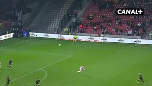 Doczekamy się goli w Krakowie? Akcja Jagiellonii robi wrażenie, ale strzał mógł być nieco lepszy. Mecz trwa w CANAL+: