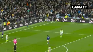 Dokuuuuuuu! Kolejny kapitalny gol, ale zapewnia on "tylko" punkt Manchesterowi City Oglądaj Premier League w CANAL+: