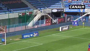 Domen gril broni rzut karny! Piast nadal prowadzi z Wisłą 2:1! Transmisja: