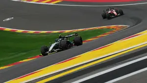 Dramat faworyta w Belgii. Mercedes triumfuje, ale w garażu wrze po starciu z Hamiltonem