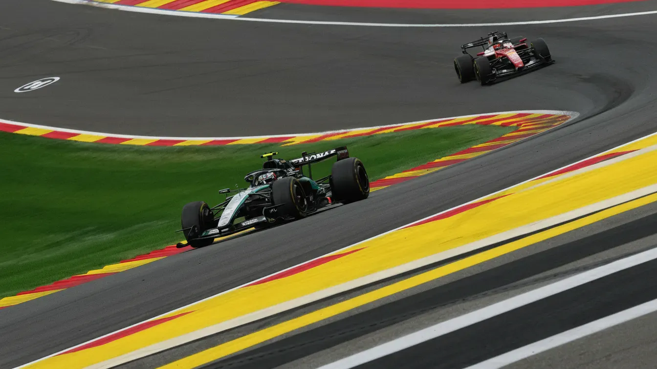 Dramat faworyta w Belgii. Mercedes triumfuje, ale w garażu wrze po starciu z Hamiltonem
