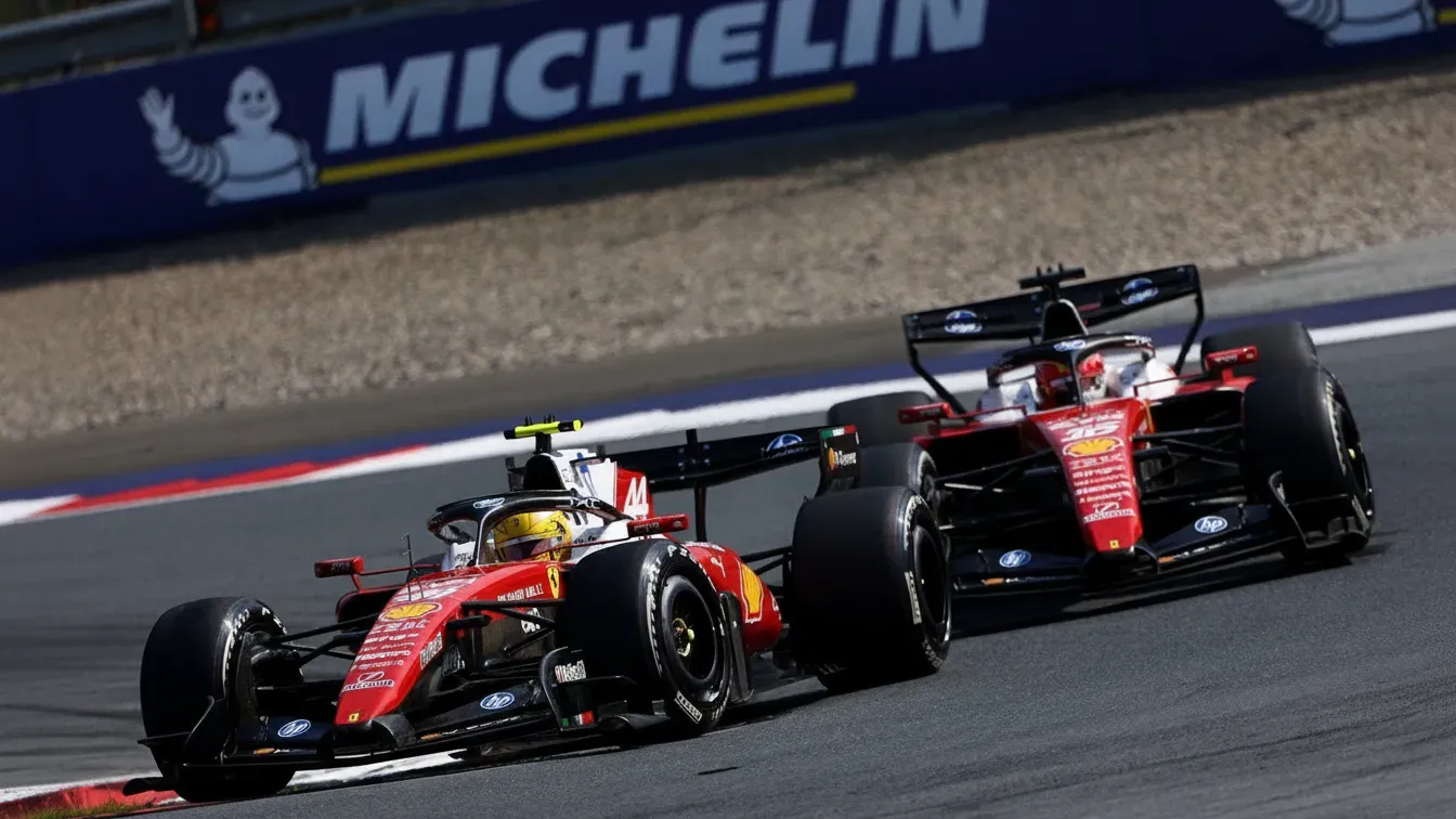 Dramat Ferrari w Austrii. Hamilton i Leclerc bezradni, inżynierowie nie wiedzą, co się stało