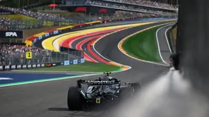 Dramat na Spa-Francorchamps. Czerwone flagi i potężne uderzenie w barierę