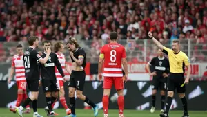 Dramat w Berlinie i fatalne wieści dla St. Pauli. Kapitan wyleciał z boiska przed hitem z Bayernem
