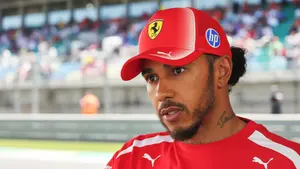 Dramat w boksach Ferrari. Lewis Hamilton potrącił mechanika, sędziowie wzywają zespół