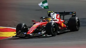 Dramatyczne sceny w alei serwisowej. Lewis Hamilton potrącił mechanika podczas GP Belgii