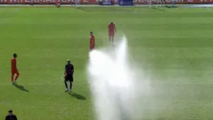 Druga połowa meczu w Niecieczy rozpoczęła się z lekkim opóźnieniem przez. zraszacz!