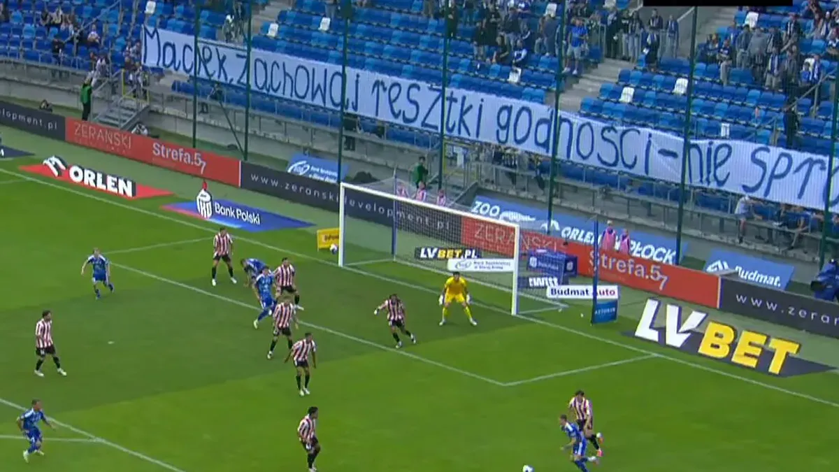 Drugi gol dla Wisły! Madejski niefortunnie pakuje piłkę do własnej bramki