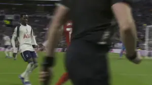 Dwa gole w dwie minuty! Derby Północnego Londynu nie zawodzą! Do siatki trafili Eberechi Eze i Randal Kolo Muani! Transm