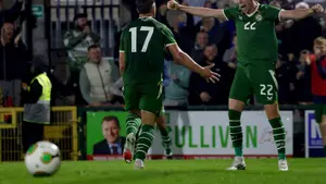 Everton i Leeds obserwowały Tommy’ego Lonergana. Napastnik strzelił dwa gole Anglii