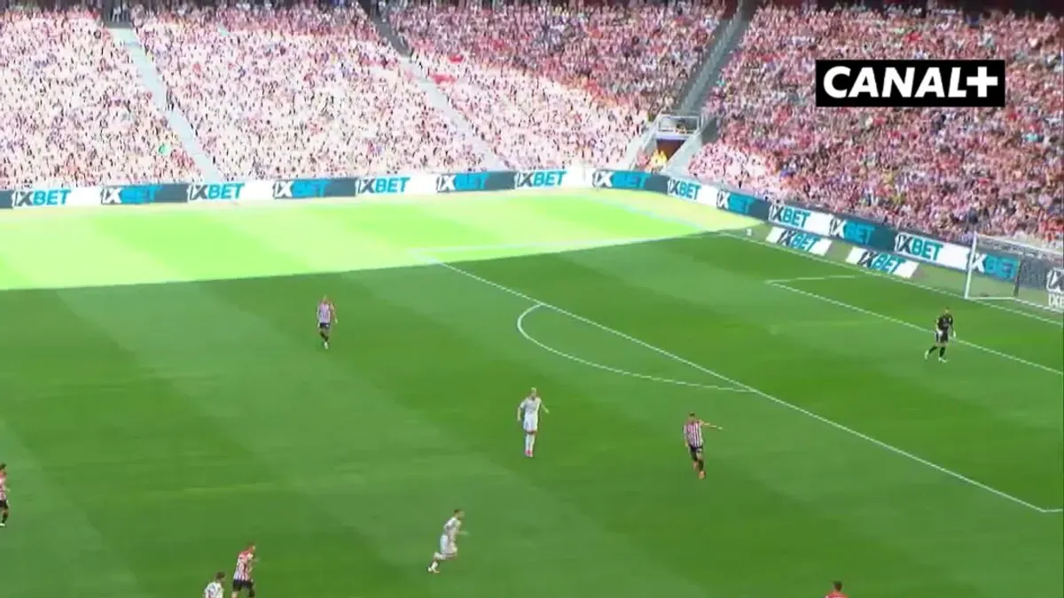 Fatalna pomyłka mistrza świata - Unaia Simóna! Bramkarz Athleticu podarował gola Sevilli! Oglądaj: