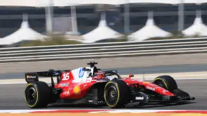 Ferrari znów błyszczy w Bahrajnie. Aston Martin w ogromnych tarapatach