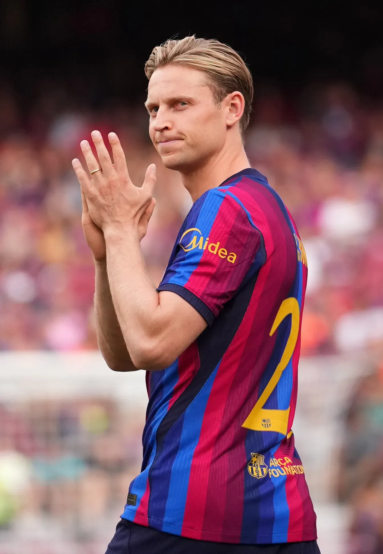 Frenkie de Jong wyleczył uraz kolana i jest dostępny na mecz Barcelony z Betisem