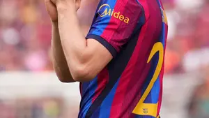 Frenkie de Jong wyleczył uraz kolana i jest dostępny na mecz Barcelony z Betisem