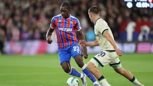 Giganci ruszają po odkrycie Premier League. PSG i Barcelona walczą o 19-latka