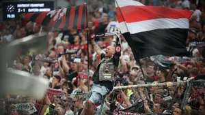 Giganci z Premier League chcieli obrońcę Bundesligi. Piłkarz przerwał milczenie i zaskoczył