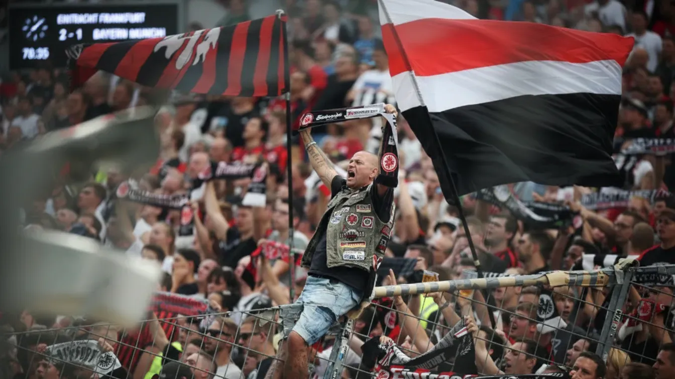 Giganci z Premier League chcieli obrońcę Bundesligi. Piłkarz przerwał milczenie i zaskoczył