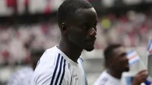 Giganci z Premier League ruszyli po odkrycie z Francji. Liverpool włączył się do gry o obrońcę
