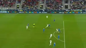 Główka tyłem zza pola karnego?! Bramkarz bez szans!