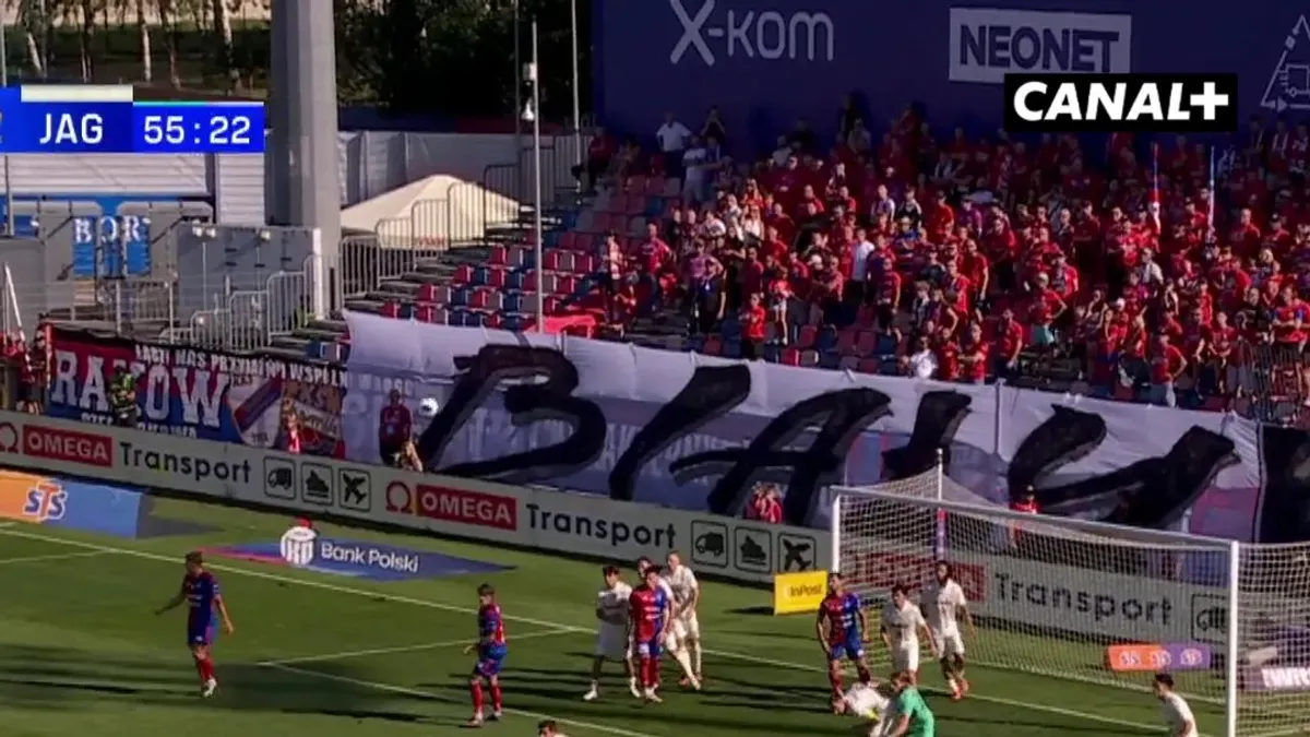 Gol debiutanta! Jakub Jendryka mocno uderzył w kierunku bramki, piłka odbiła się jeszcze od obrońcy Jagiellonii i komple