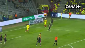 Gol do szatni! Antonio Milić najlepiej odnalazł się w polu karnym Korony i podwyższył prowadzenie Kolejorza! Transmisja: