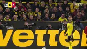 Gooool! BVB 1-0 BAYERN Nico Schlotterbeck daje prowadzenie gospodarzom! Signal Iduna Park eksplodowała z radości! Mecz t