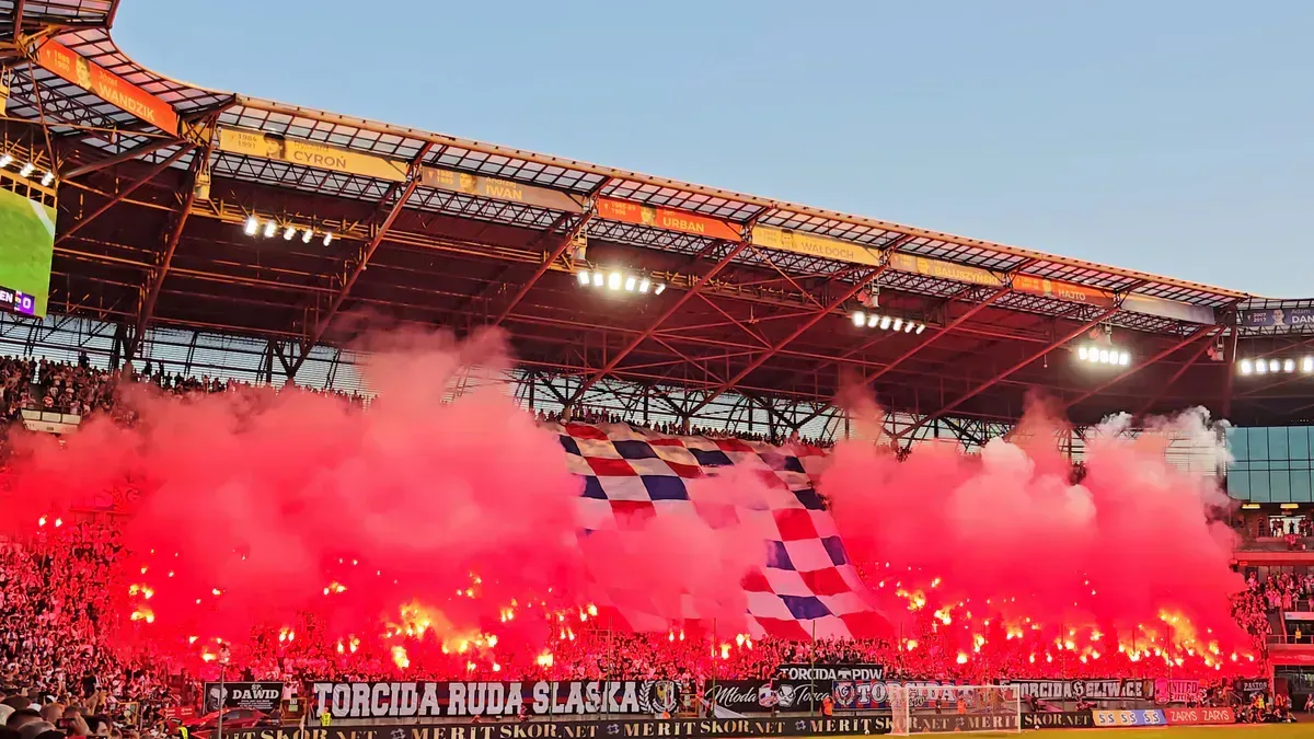 Górnik Zabrze czeka na decyzję UEFA! Jakie kary grożą wicemistrzowi Polski po meczu z Fenerbahce, kiedy werdykt?