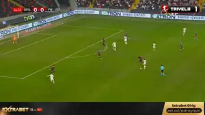 Greenwood strzelił tak mocno, że... wyszedł aut