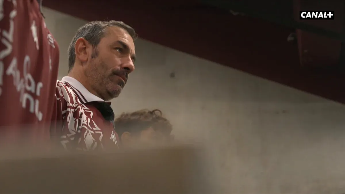 Gwiazda wieczoru, czyli Robert Pires powitana na Stade Saint-Symphorien w Metz! W meczu zagrają między innymi