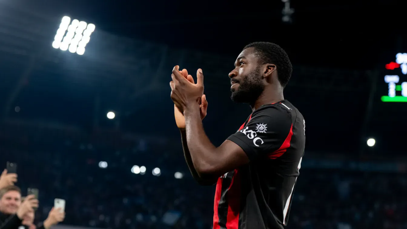 Gwiazdor AC Milan może trafić do Premier League. Dwa kluby walczą o podpis Francuza