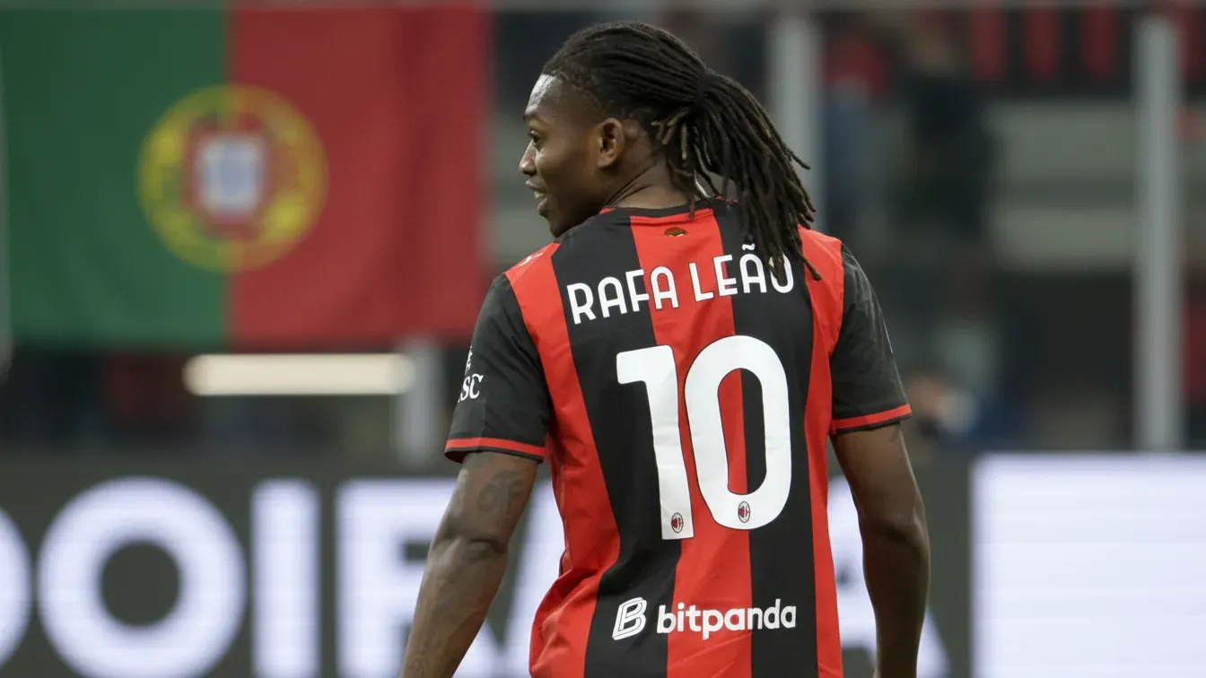 Gwiazdor AC Milan zaoferowany trzem klubom Premier League. Zaskakujący kierunek transferu