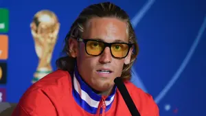Gwiazdor Atletico Madryt szokuje przebraniem. Uderza w naukę i mówi o blokowaniu witaminy D