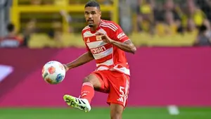 Gwiazdor Bundesligi rozchwytywany. Giganci walczą o podpis Danilho Doekhiego