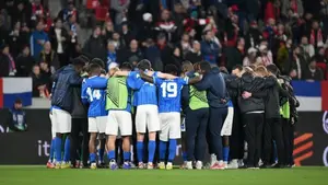 Gwiazdor Genk wymusza transfer do mistrza. Trenuje poza drużyną, by dopiąć swego