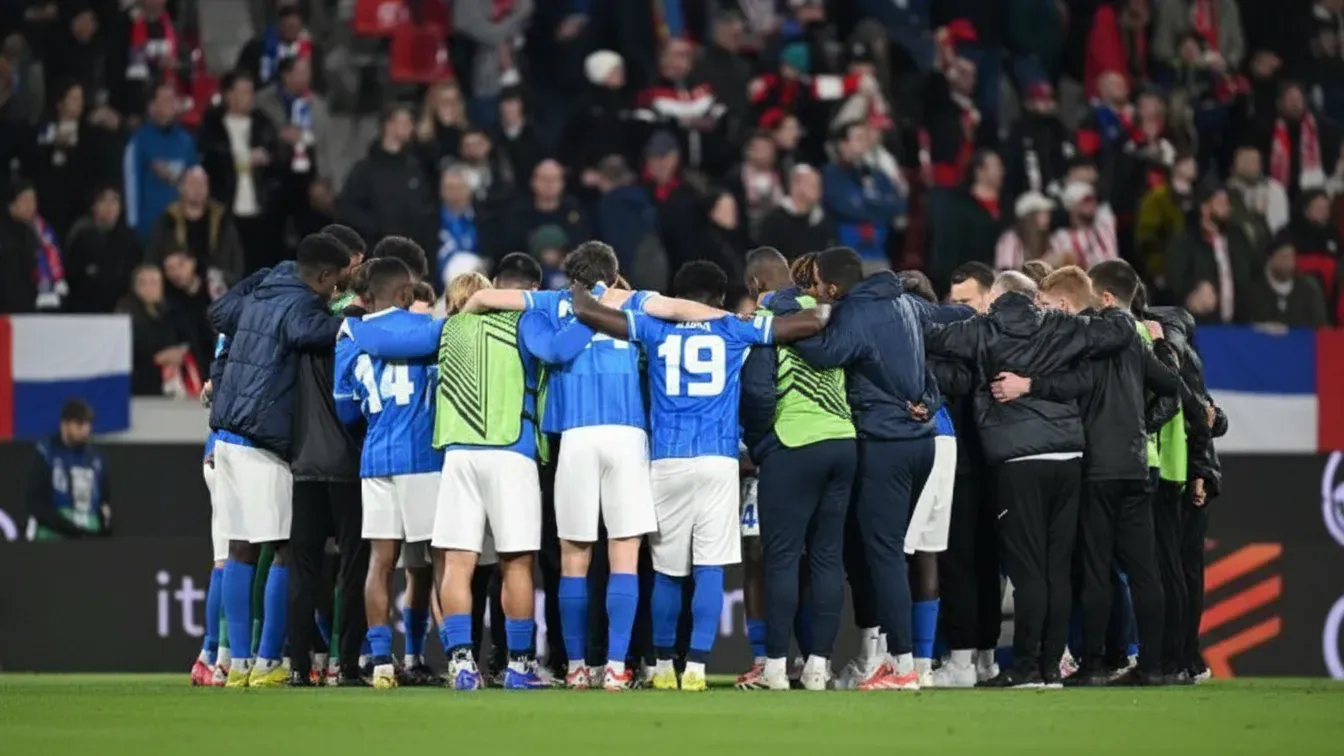 Gwiazdor Genk wymusza transfer do mistrza. Trenuje poza drużyną, by dopiąć swego