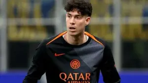 Gwiazdor Interu wygwizdany i zastraszany. Fabregas musiał przerwać milczenie