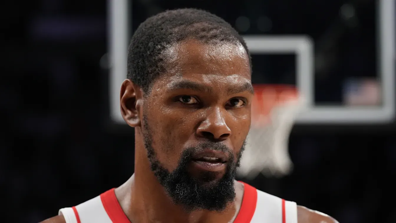 Gwiazdor NBA pod ostrzałem. Były kolega z boiska nie gryzie się w język: „Powinien być z nimi”
