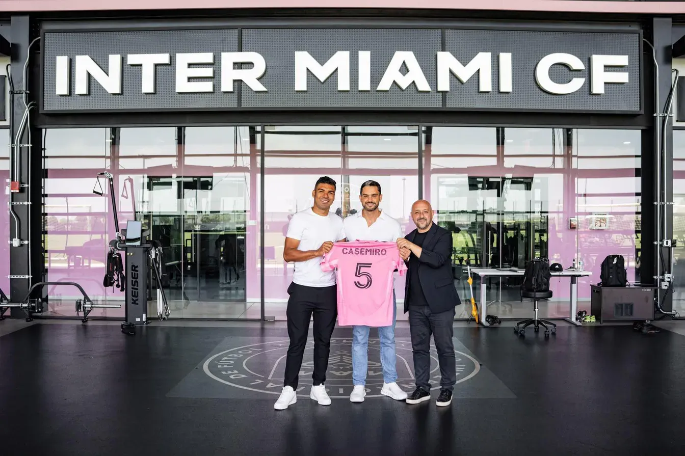 Gwiazdor światowego futbolu w nowym klubie. Casemiro oficjalnie zaprezentowany