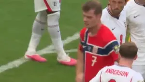 Haaland swoim faulem odbiera drugą bramkę Norwegom w starciu z Anglikami. Jak myślicie, czy VAR interweniował słusznie? 