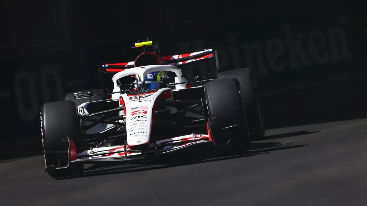 Haas nie chce „różowych bolidów”. Komatsu o nowych sponsorach i walce o 215 milionów dolarów