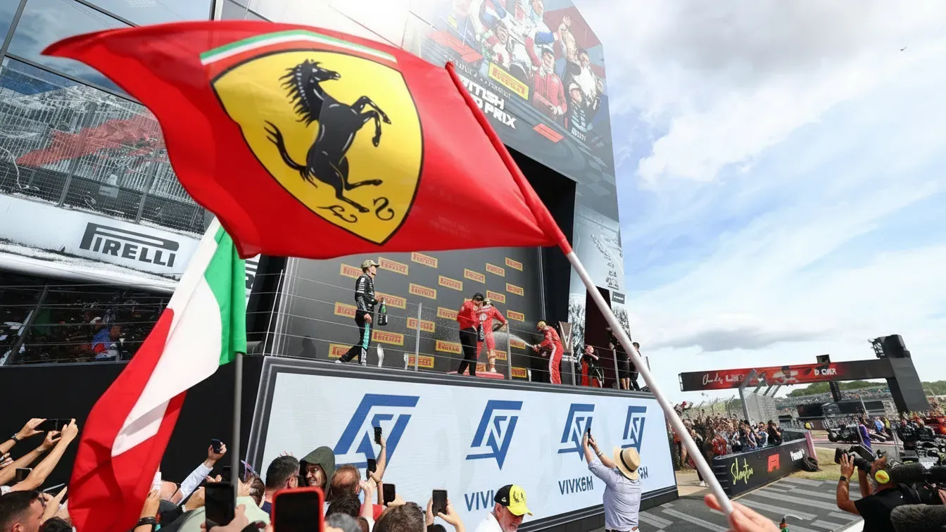 Hamilton i Ferrari rzucają wyzwanie Mercedesowi. Szef zespołu ujawnia plan na drugą część sezonu