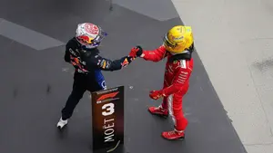 Hamilton podjął ryzykowną decyzję i nagle odpalił. Brytyjczyk uderza w system Ferrari