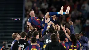 Historyczny wyczyn Barcelony i wzruszające pożegnanie. Lewandowski we łzach na Camp Nou