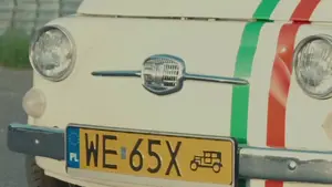 Jak oni się tam zmieścili?! Redaktorzy @matswiecicki i @fkapica w Fiacie 500 z 1968 roku! To jest coś, co