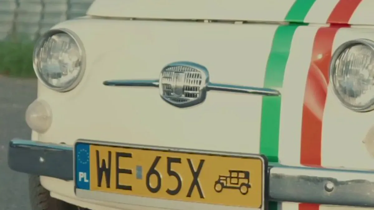 Jak oni się tam zmieścili?! Redaktorzy @matswiecicki i @fkapica w Fiacie 500 z 1968 roku! To jest coś, co