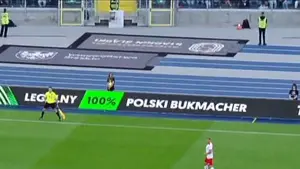 Jak za starych dobrych czasów. Tomasz Frankowski podcinką pokonuje golkipera Anglików, ale strzał Grzegorza